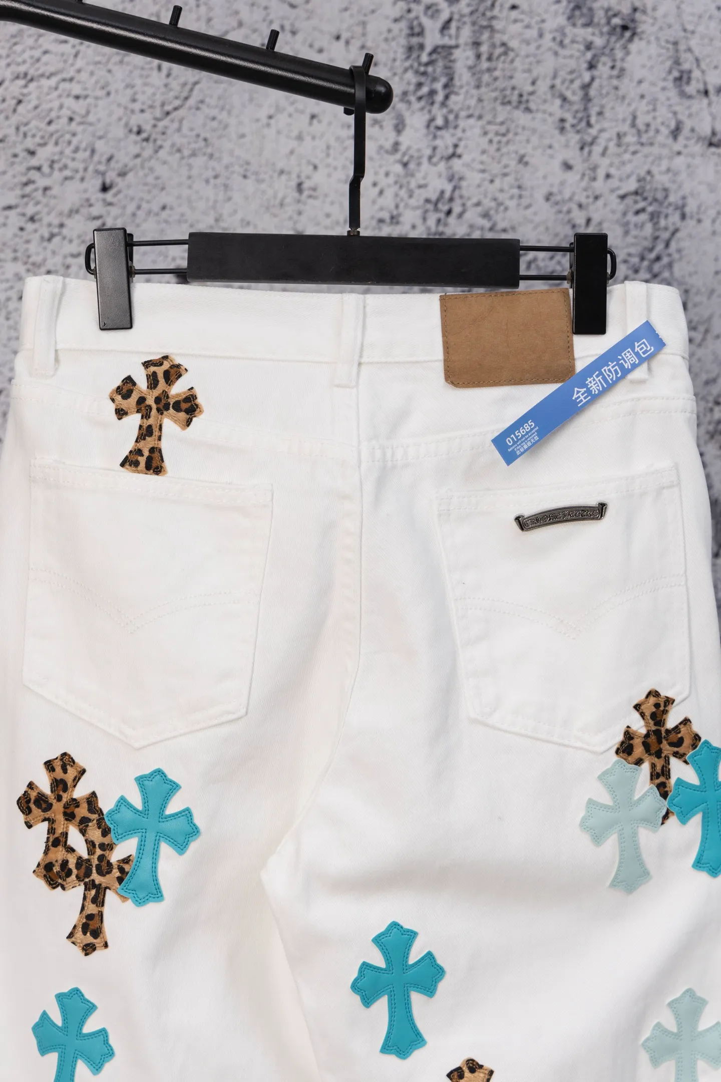 P240 CH Chromehearts limited edition leopard print double blue cross leather white jeans, priced at 34W level, patchwork cross pattern embellishment, washed jeans! ! An absolutely high-end luxury product, a 1.9W-level god-level single product, a super popular product, made by top heavy industry, a magic weapon that cannot be missed! [About Zangyin] This is an extremely luxurious fashion brand that can also be called the aristocracy of the high street. It has always been an exclusive brand for some hipsters or rich second generations. Compared with ordinary high streets, it is more luxurious and noble. Compared with luxury brands, it is more fashionable and individual. It has always been a brand that I have a special liking for. [Top heavy industry fashion design] Consistently high-street luxury style. Speaking of this style, the Zangyin family and GU family are definitely the leading representative brands. Especially the Zangyin family has really achieved a state-of-the-art effect in creating high-street style. The unique washed material is used to create this style. The color system is already quite eye-catching. After it is decorated with patchwork cross flowers, it cleverly highlights the charm of the brand. Secondly, this style uses classic The high-waist cutting design highlights the long legs and fashionable temperament of the upper body. The brand is highly recognizable and the slim fit configuration is more suitable for daily wear. It is a product that interprets personality, fashion, and specifications at a glance. This single product is enough to make any fan excited. It can be a white T-shirt for a youthful college style, or a tight suspender for a royal style. It has strong matching ability and can be easily controlled by men.  [Materials and craftsmanship] Needless to say, this point goes without saying. As an excellent craftsman brand, Zangyin’s requirements for details and craftsmanship are really perfect. The washed color of this model has gone through so many processes, not to mention the embellishment of denim appliques. It is also purely hand-made and sewn. Just like what they believe in, only hand-made things have soul and have the meaning of wear. A top-notch heavy-duty fashionable denim item, I look forward to your perfect interpretation! !  Color: white Size: 28-36